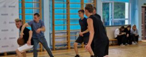 Соревнование по баскетболу между учениками и учителями школы