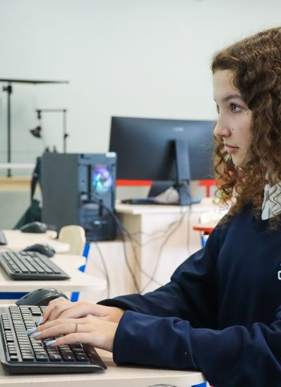 Ученица работает за компьютером